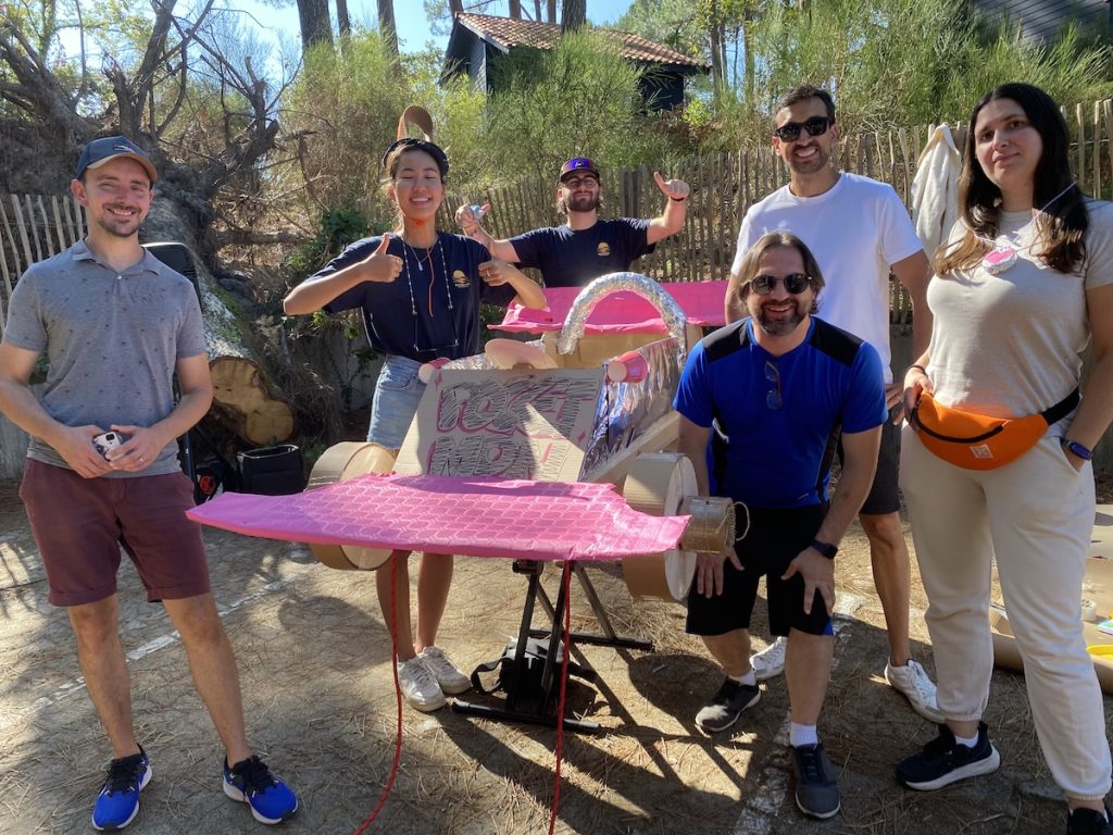 Team building construction voiture en carton